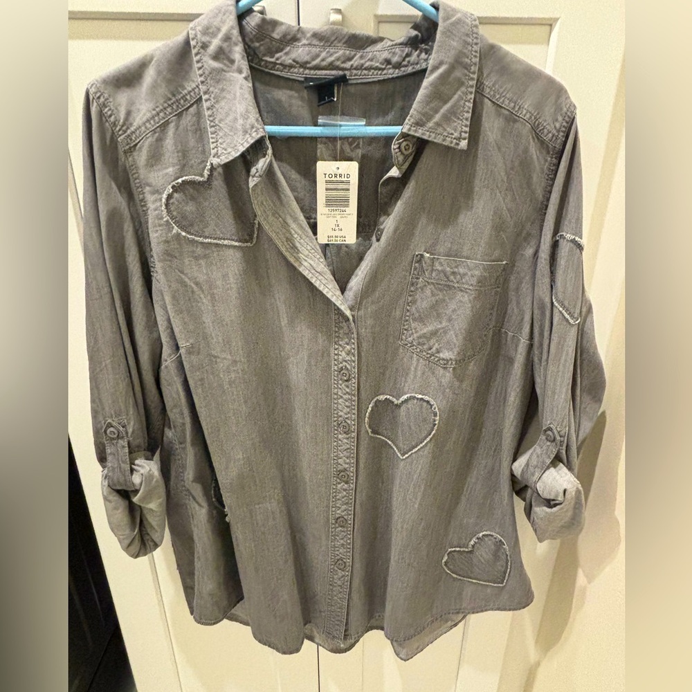 Torrid NWT size 1 Dark grey with heart shirt